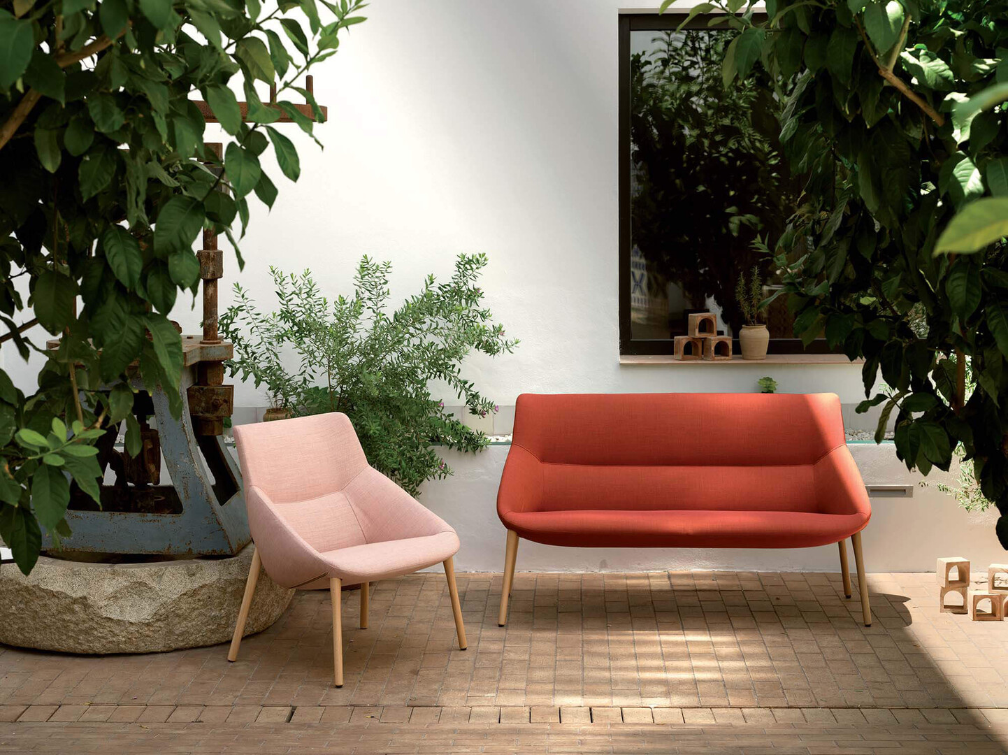 Chaise de réunion moderne piétement gris avec roulettes et assise en cuir  marron clair Albane