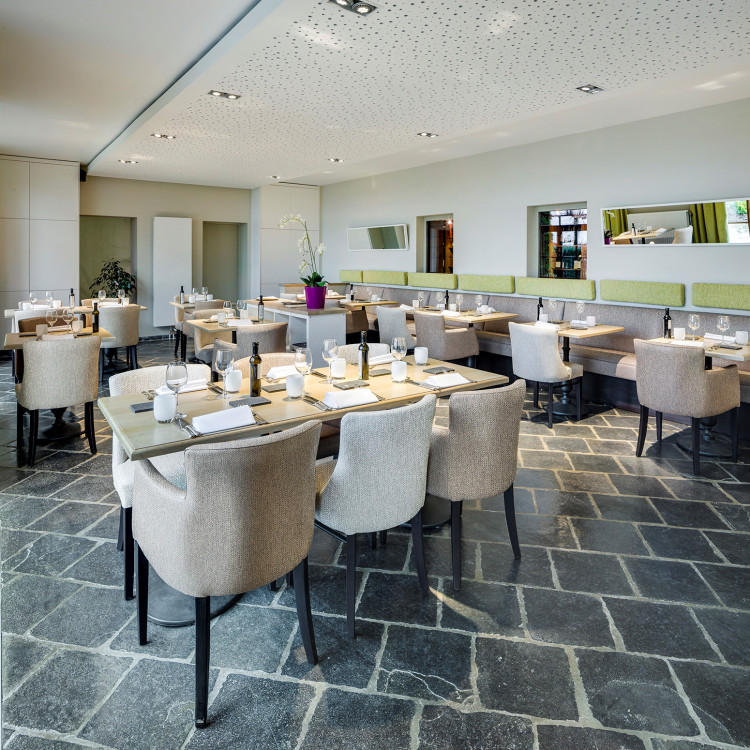 Fauteuil de brasserie hêtre massif et tissu Maddie