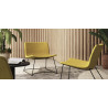 Fauteuil lounge en tissu pieds noirs Mokky