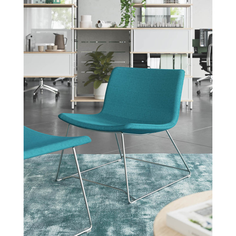 Fauteuil lounge en tissu pieds chromés Mokky