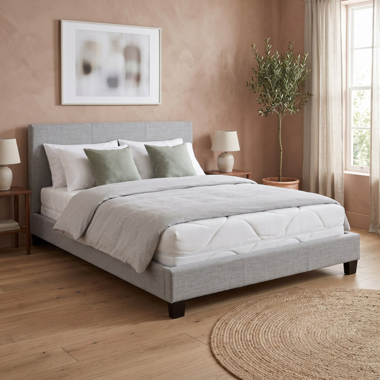 Lit en tissu gris clair avec tête de lit et sommier Feutrine