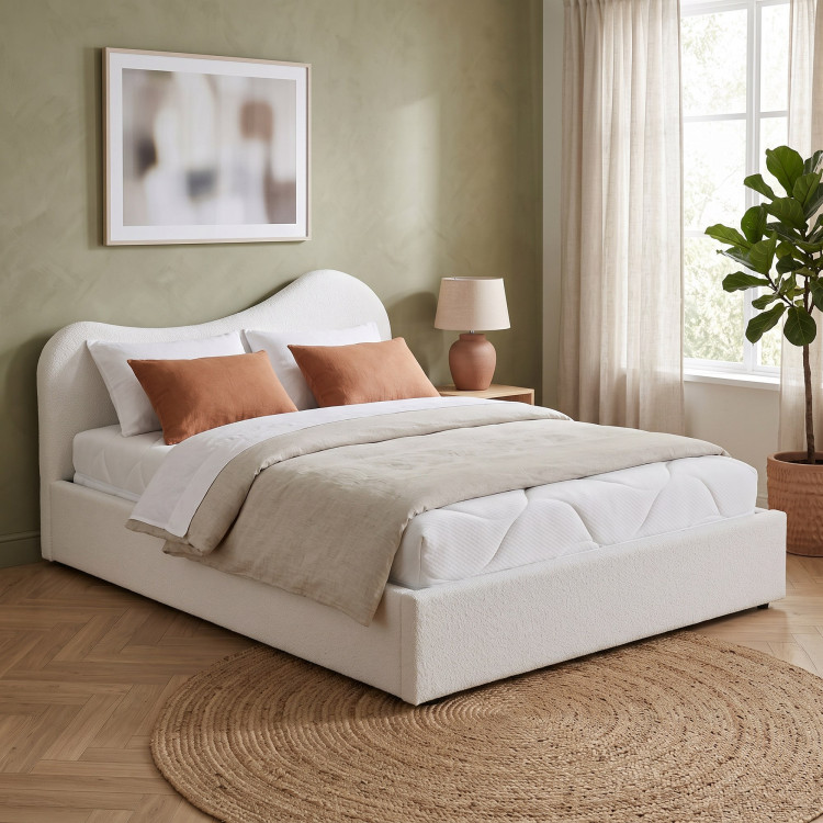 Lit coffre en tissu bouclette blanc à tête de lit ondulée Houlette