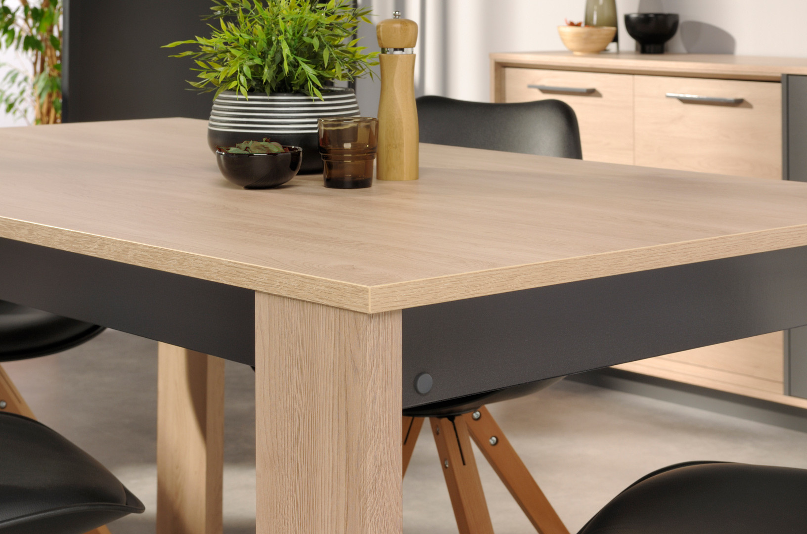 Table de salle à manger contemporaine chêne clair/gris Becca | Matelpro
