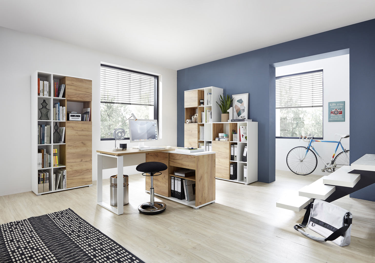 Bureau Ferrante, Bureau multiposition avec bibliothèque, Table d'étude  d'angle avec 1 porte, 111x82h139 cm, Blanc et Chêne Nodi