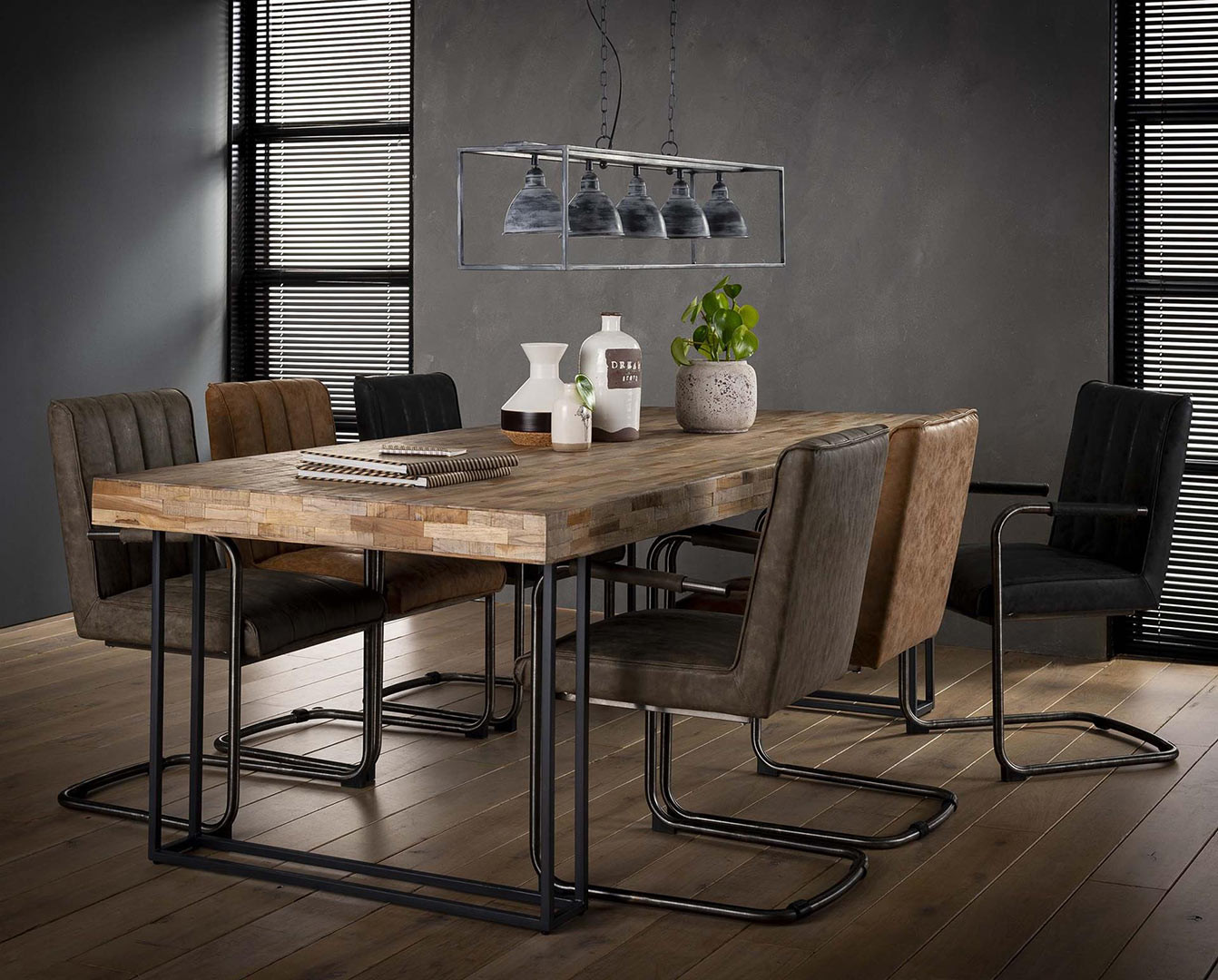 Table à manger industrielle en bois recyclé Daria | Matelpro
