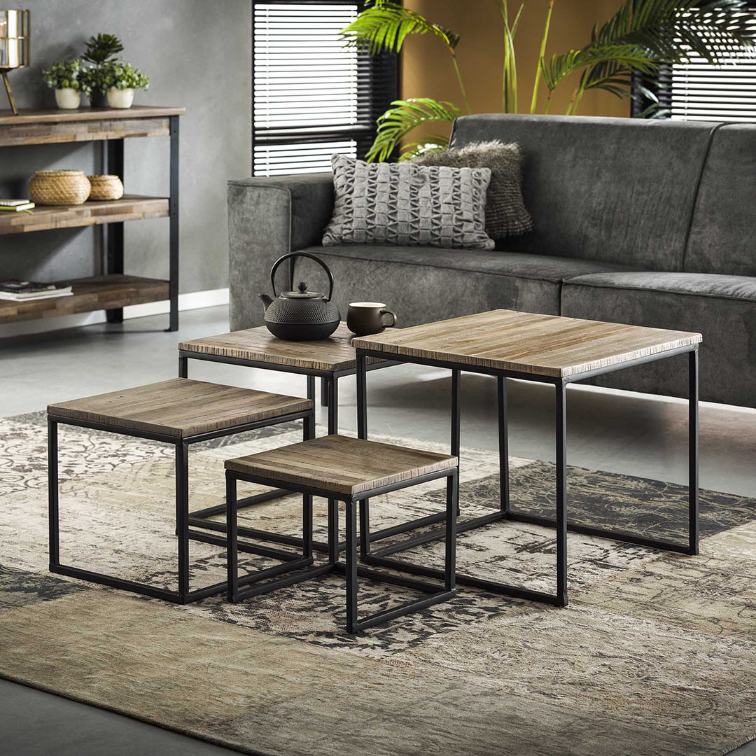 Ensemble de 4 tables basses industrielles en teck Estonia