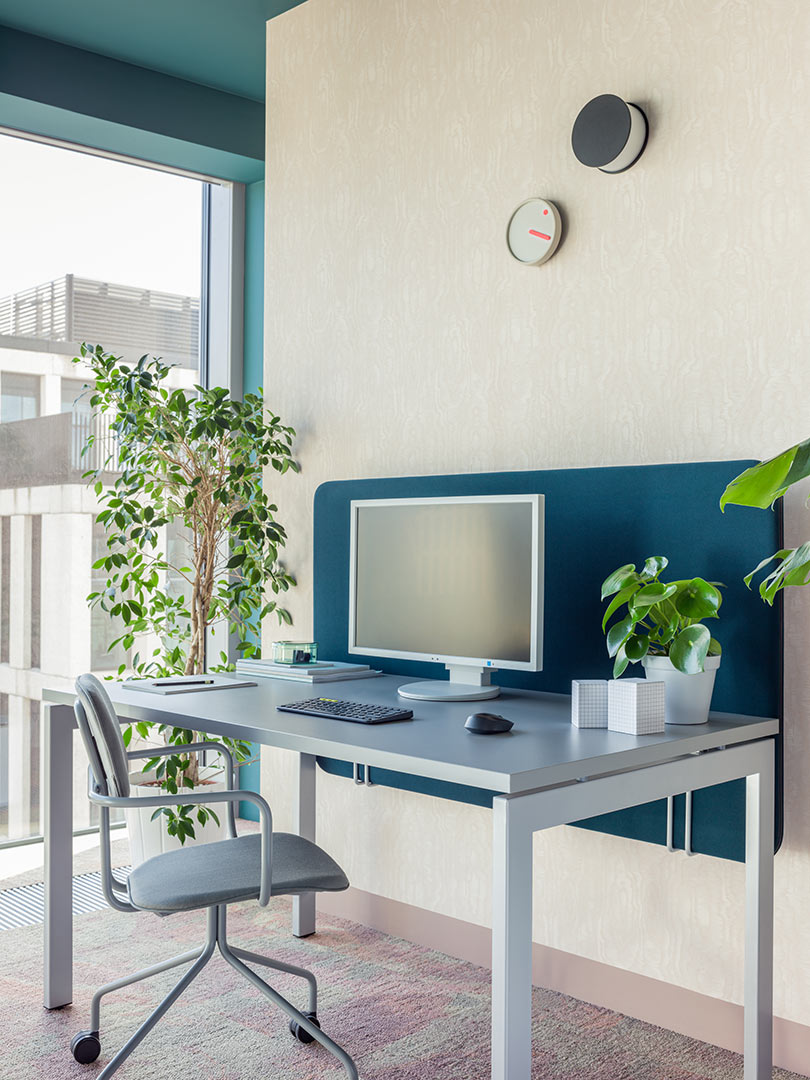 Bureau avec plateau droit Pro métal 140 Cm Pieds en L