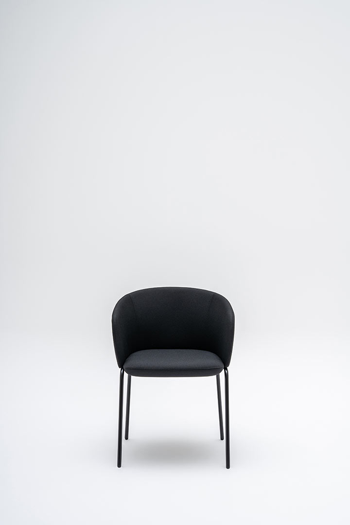 Chaise de réunion moderne piétement et assise noirs Albane