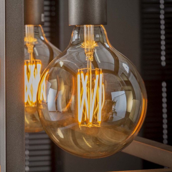 Grosse ampoule globe à filament LED vissée sur un culot E27, lumière ambrée