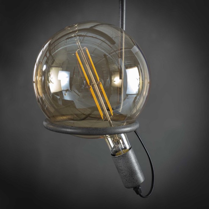 Globe LED fumé à filament fixé sous une douille à vis, sur fond sombre