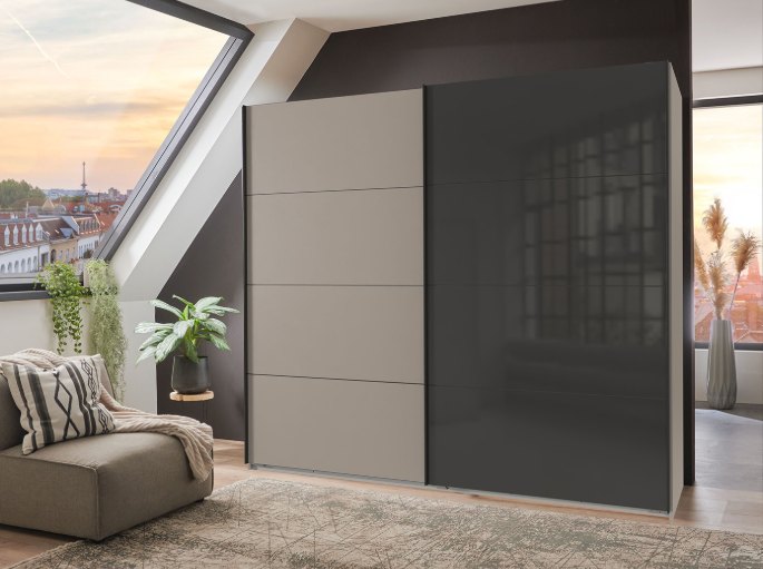 Rangement à portes coulissantes gris et anthracite installé sous une pente de toit