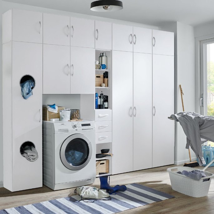 Espace de lavage contemporain aux façades blanches et au plan de travail continu