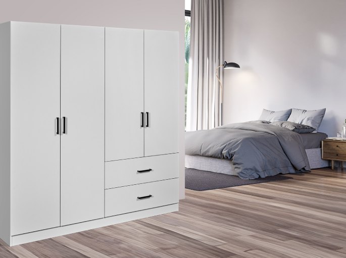 Grande penderie blanche à portes battantes dans une chambre claire près du lit