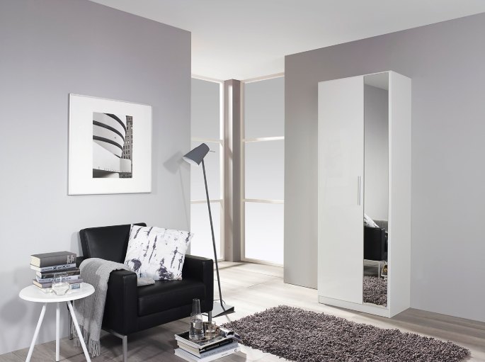 Vantail miroir sur un meuble de chambre laqué blanc dans un intérieur contemporain