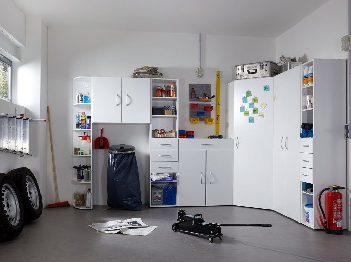 Ensemble de placards blancs occupant tout un pan de mur