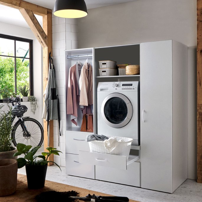 Coin lessive installé sous charpente, avec lave-linge encastré et penderie ouverte