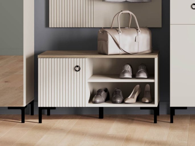 Assise basse posée contre le mur avec niches à souliers en dessous