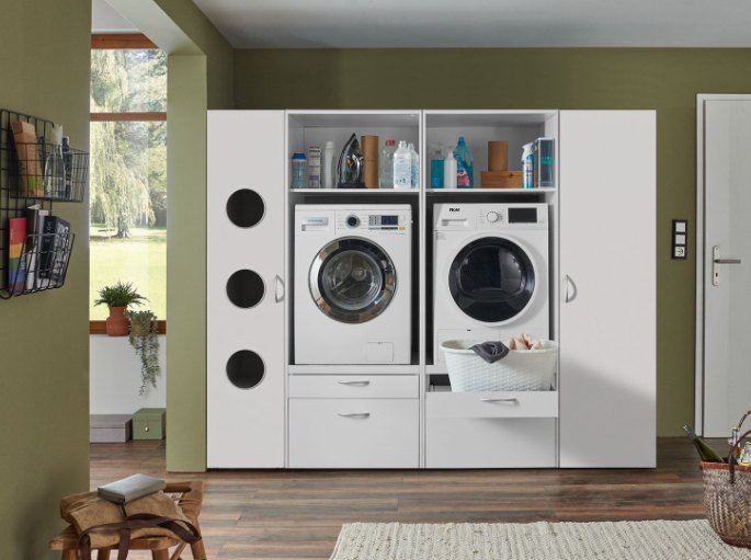 Rangements hauts autour de deux appareils de lavage superposés dans une pièce claire