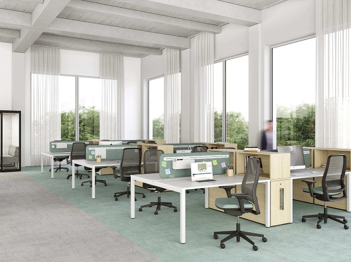 Espace de travail partagé avec postes séparés par des cloisonnettes basses