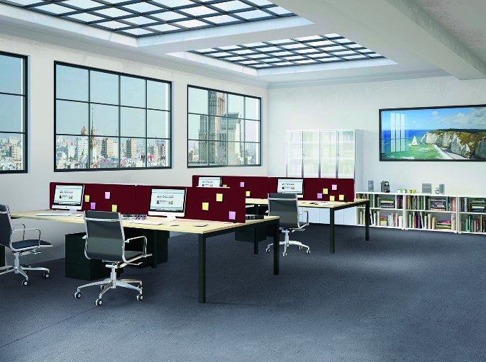 Plateau en open space avec rangées de postes partagés et écrans de séparation