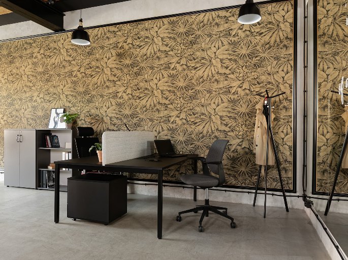 Salle de travail aux murs bruts et aux teintes chaudes