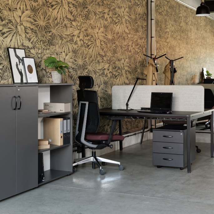 Poste de travail en open space avec ordinateur portable, caisson et rangements à portée de main