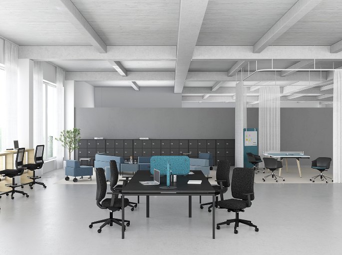 Plateau partagé en open space avec écrans acoustiques et sièges ergonomiques