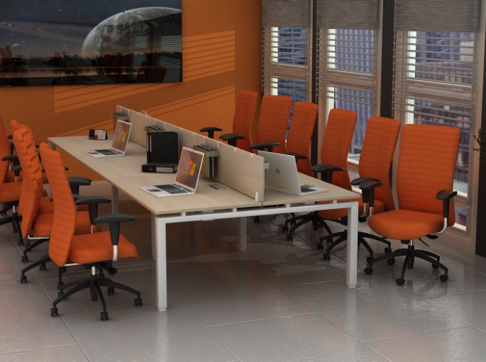 Rangée de plans de travail partagés en espace ouvert, sièges à dossier haut