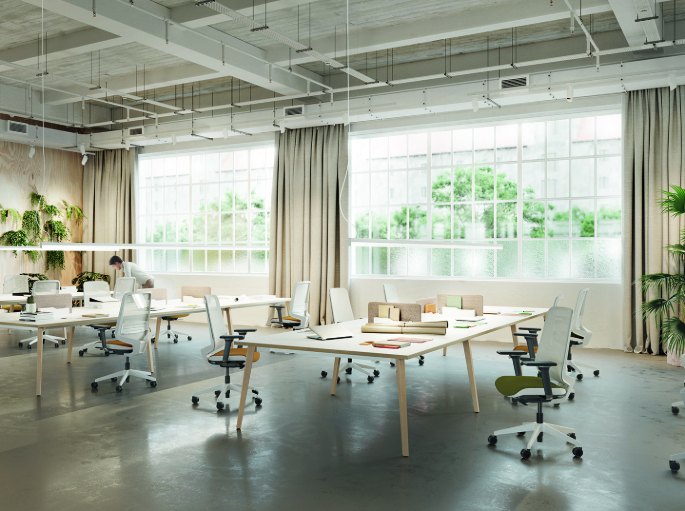 Espace de travail lumineux avec tables partagées et sièges à roulettes