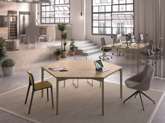 Îlot de trois positions de travail avec plateaux clairs et piètement central