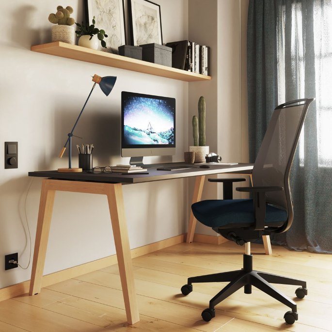Poste de travail en bois clair avec écran, lampe et étagère murale