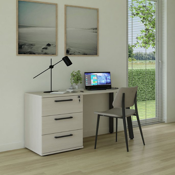 Espace de travail compact avec étagère de surplomb