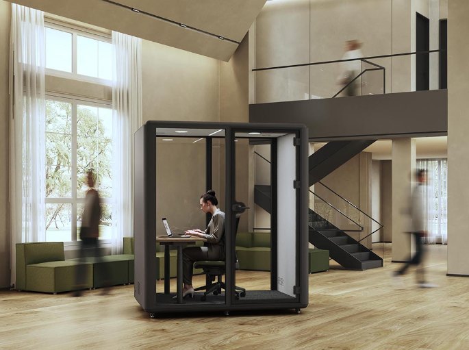 Hall lumineux d’entreprise doté d’un module de confidentialité vitré sous une grande verrière