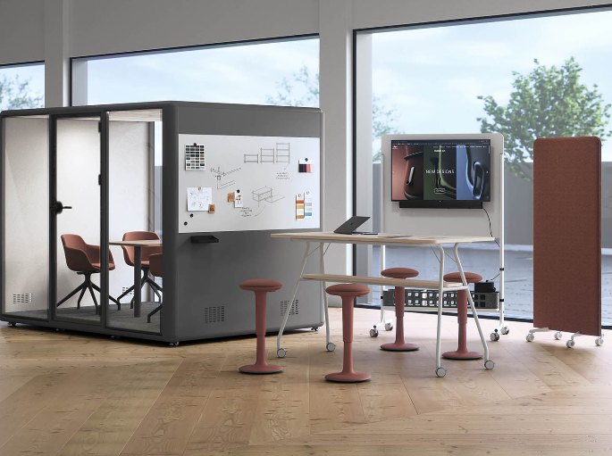Espace de réunion fermé posé dans un hall aux tons bois et crème