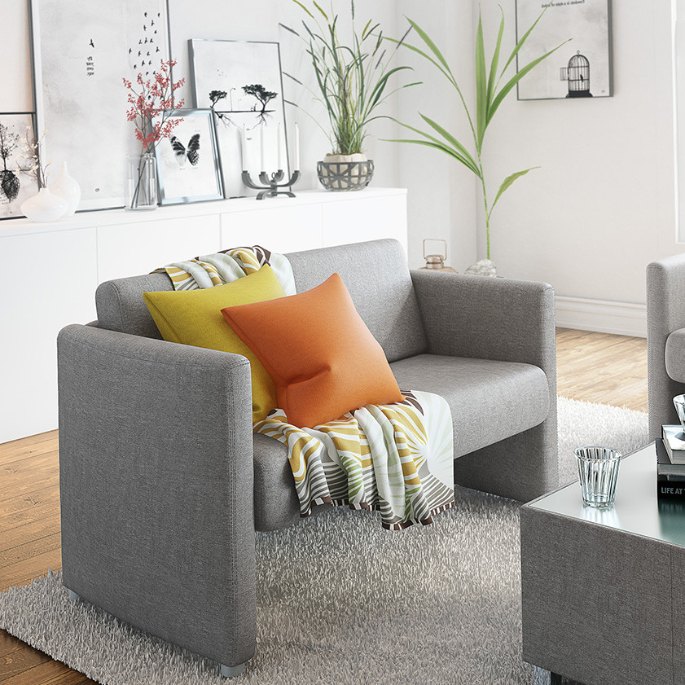 Banquette deux places en tissu clair, dossier droit et accoudoirs pleins