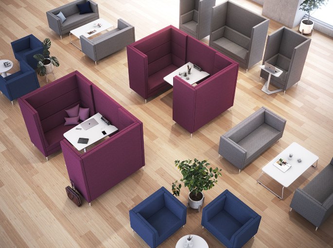 Banquettes à dossier haut disposées en vis-à-vis autour de petites tables basses