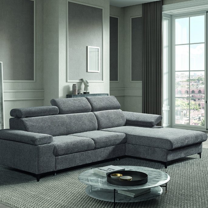 Salon sombre avec une assise convertible et sa table basse