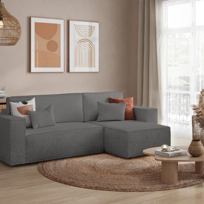 Salon clair avec une assise en tissu bouclé et sa table basse