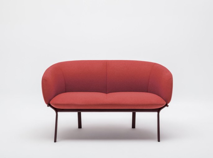 Petit sofa deux places à revêtement textile sur piètement fin, pour le coin détente