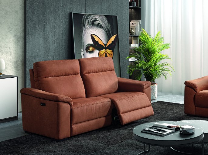 Coin salon avec un trois places de relaxation en tissu terracotta