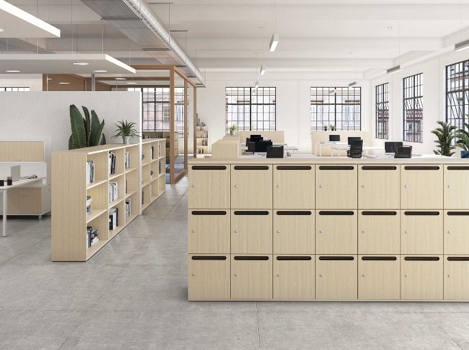 Banc de compartiments individuels séparant deux rangées de postes partagés