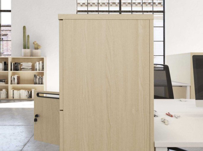 Grande colonne de rangement en bois clair installée entre deux postes de travail