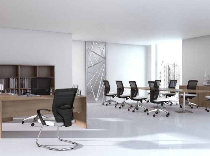 Bureau de direction avec longue table et sièges en cuir noir sur piètement chromé