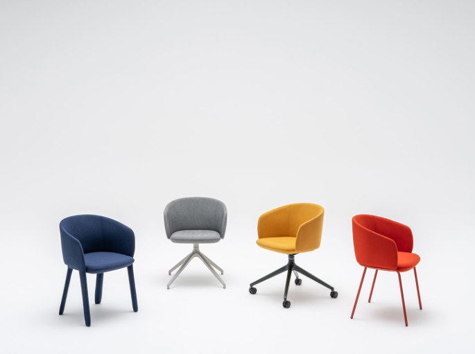 Quatre fauteuils enveloppants, deux sur pieds fixes et deux pivotants, en bleu, gris, jaune et rouge