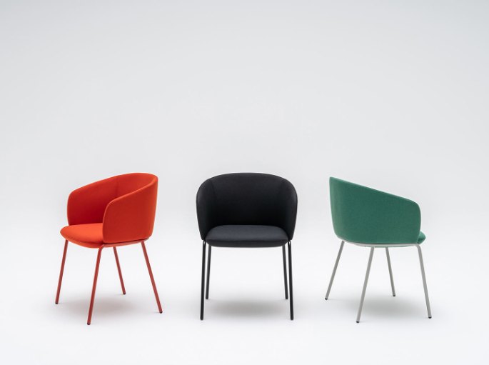 Trois fauteuils au dossier arrondi en rouge, noir et vert sur fond clair