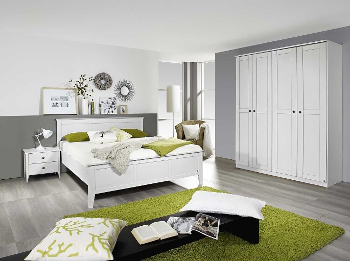 Espace nuit lumineux au mobilier peint et au parquet clair