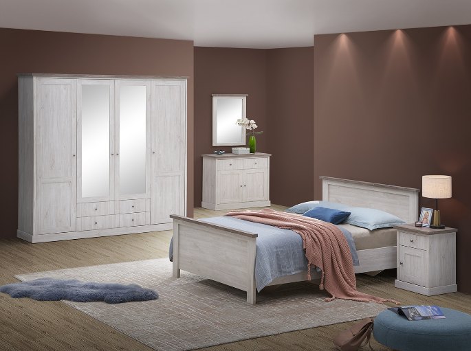 Couchage double avec sa parure et ses tables de chevet assorties