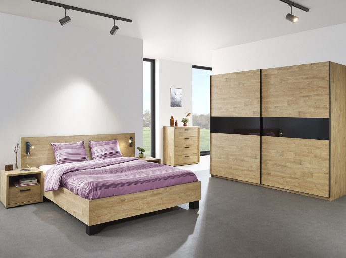 Trio de meuble bas, couchage et penderie dans une pièce claire