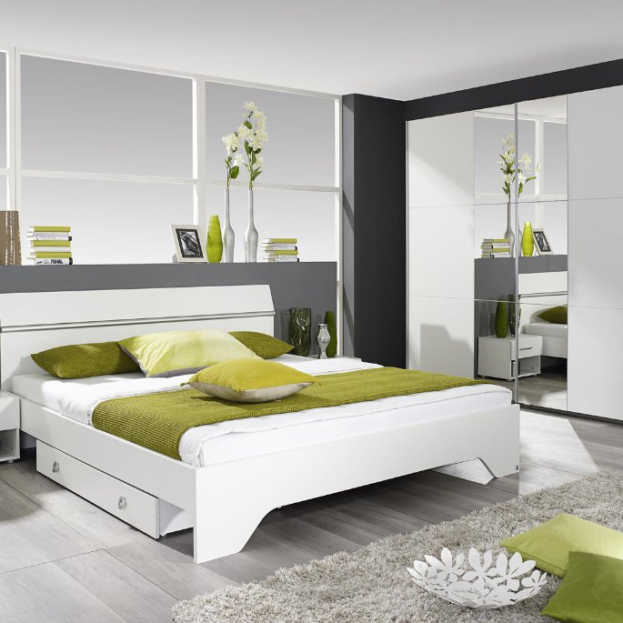 Espace nuit clair avec un grand lit et sa parure