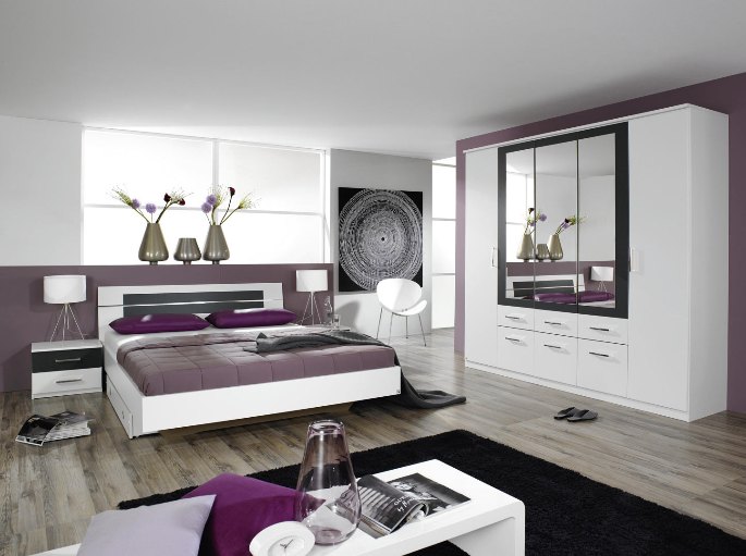 Espace nuit contemporain avec sa literie et son éclairage d'appoint